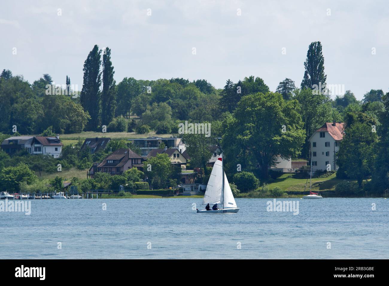 Isola di Mainau, Germania: Lago di Costanza. Vista idilliaca del lago con barche in un giorno d'estate Foto Stock