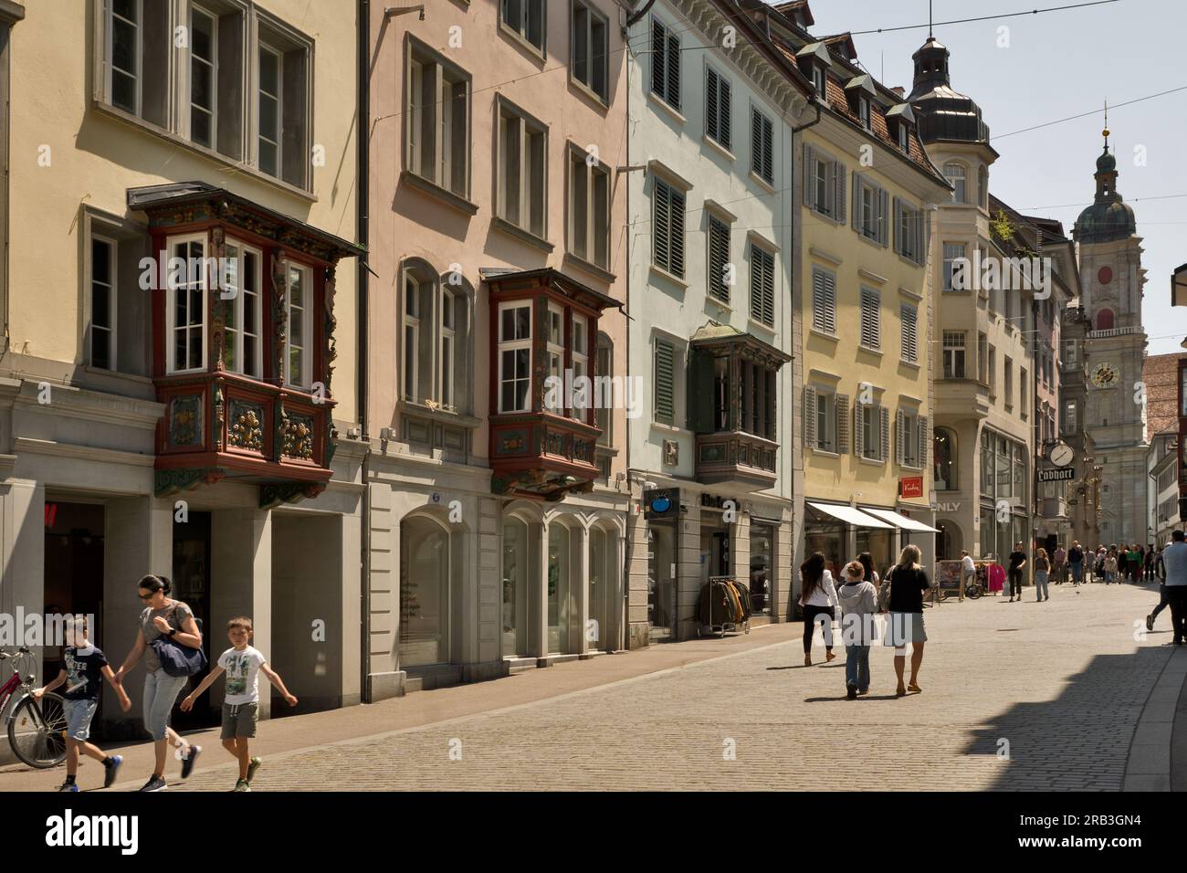 St Gallen, Svizzera: via nel centro storico. La città svizzera di San Gallo si trova sul lago di Costanza ed è un sito patrimonio dell'umanità Foto Stock