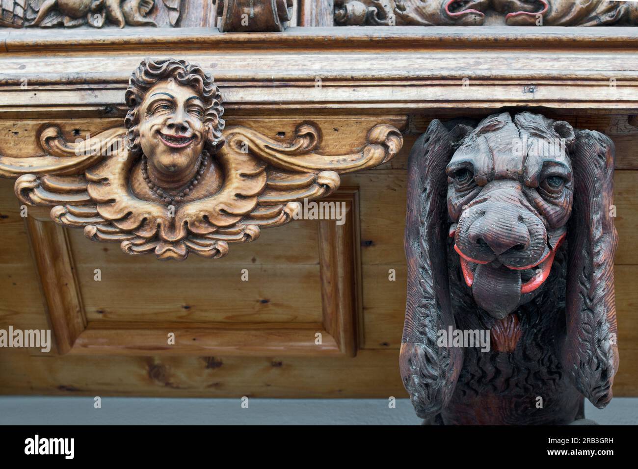 St Gallen, Svizzera: Dettagli oriel su una casa storica. St Gallen è conosciuta per i suoi numerosi orieli. Solo nella città vecchia, ci sono le colombe Foto Stock