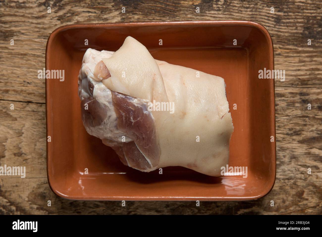 Un gambo di gammon britannico crudo che verrà utilizzato per preparare una terrina fatta in casa. Inghilterra Regno Unito GB Foto Stock