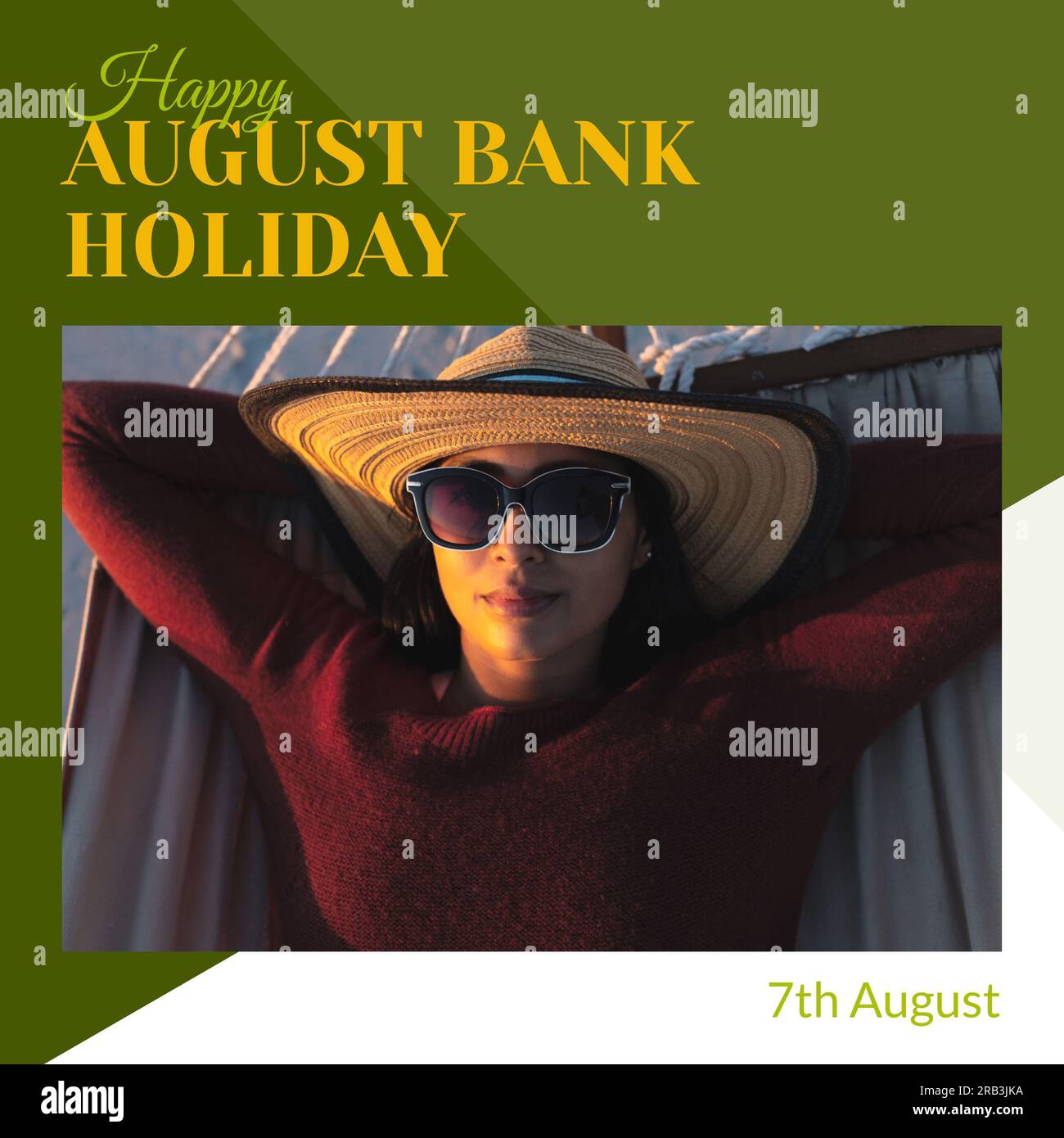 Buon agosto, testo festivo con felice donna asiatica con occhiali da sole e cappello sull'amaca Foto Stock
