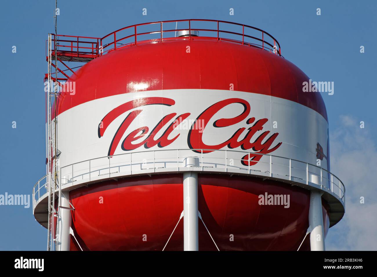 "Tell City" dipinta su una torre d'acqua rossa brillante che ricorda una mela e si affaccia sul centro città, accoglie i visitatori nella città meridionale dell'Indiana chiamata così in onore di William Tell giovedì 6 luglio 2023 a Tell City, Troy Township, Perry County, IN USA. Il capoluogo della contea di Perry e situato a circa 150 miglia a sud di Indianapolis nella Troy Township, Tell City è stato fondato nel 1858 come luogo in cui gli immigrati svizzero-tedeschi - per lo più meccanici, negozianti, operai di fabbrica e piccoli agricoltori - potevano vivere in armonia e ottenere fattorie a prezzi accessibili. (Foto Apex MediaWire di Billy Suratt) Foto Stock