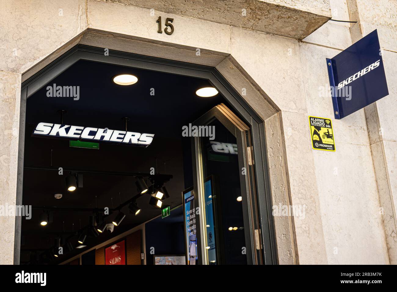 LISBONA, PORTOGALLO - 23 GIUGNO 2023: Negozio Skechers nel centro storico di Rua Augusta, Lisbona. Skechers USA, Inc. È un'azienda calzaturiera americana. Foto Stock