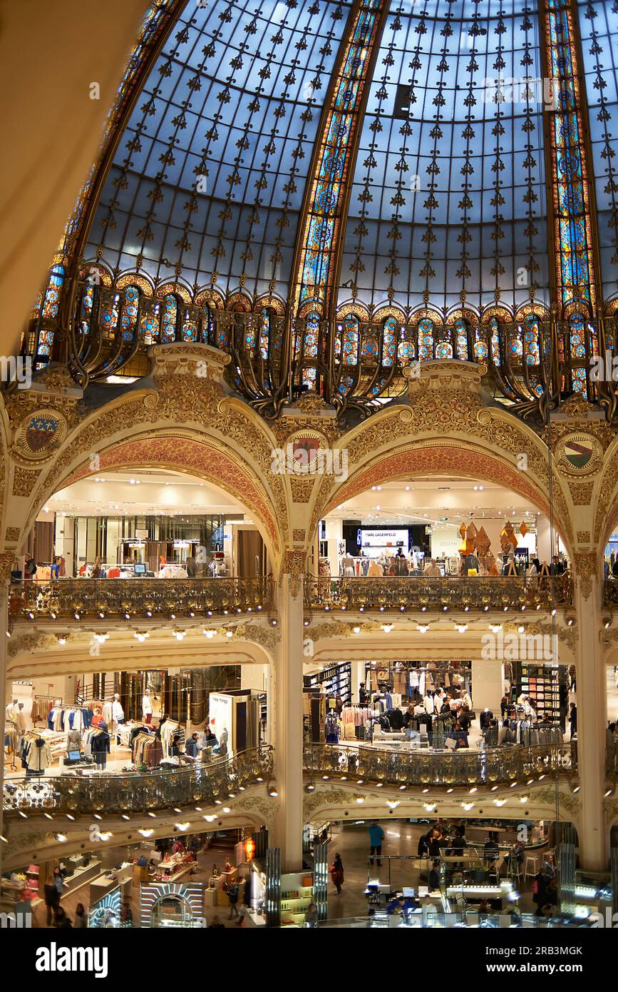 L'incredibile interno del centro commerciale Galeries Lafayette di Parigi Foto Stock