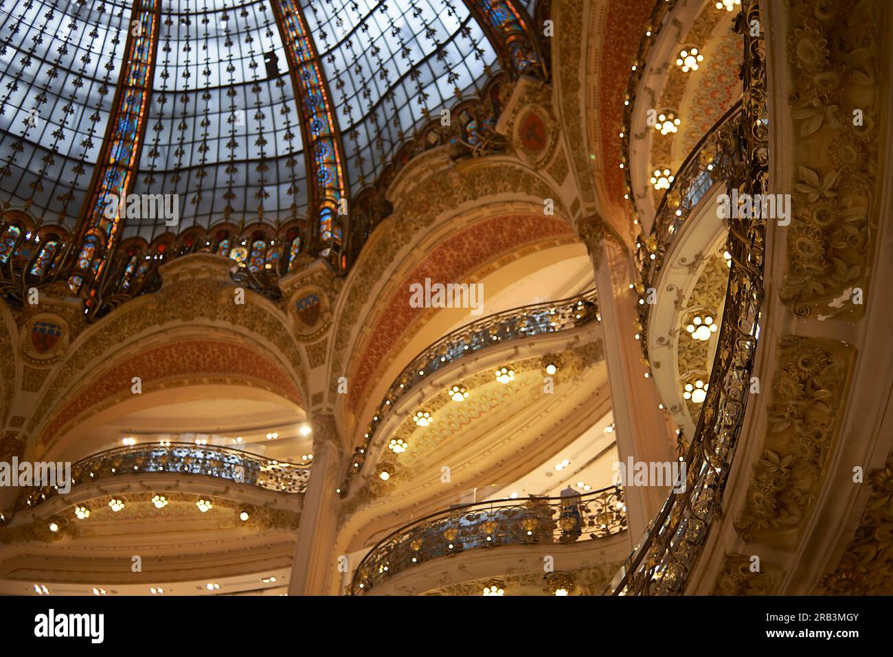 L'incredibile interno del centro commerciale Galeries Lafayette di Parigi Foto Stock