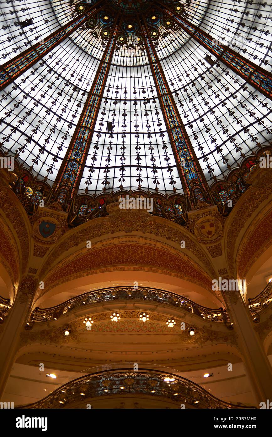 L'incredibile interno del centro commerciale Galeries Lafayette di Parigi Foto Stock