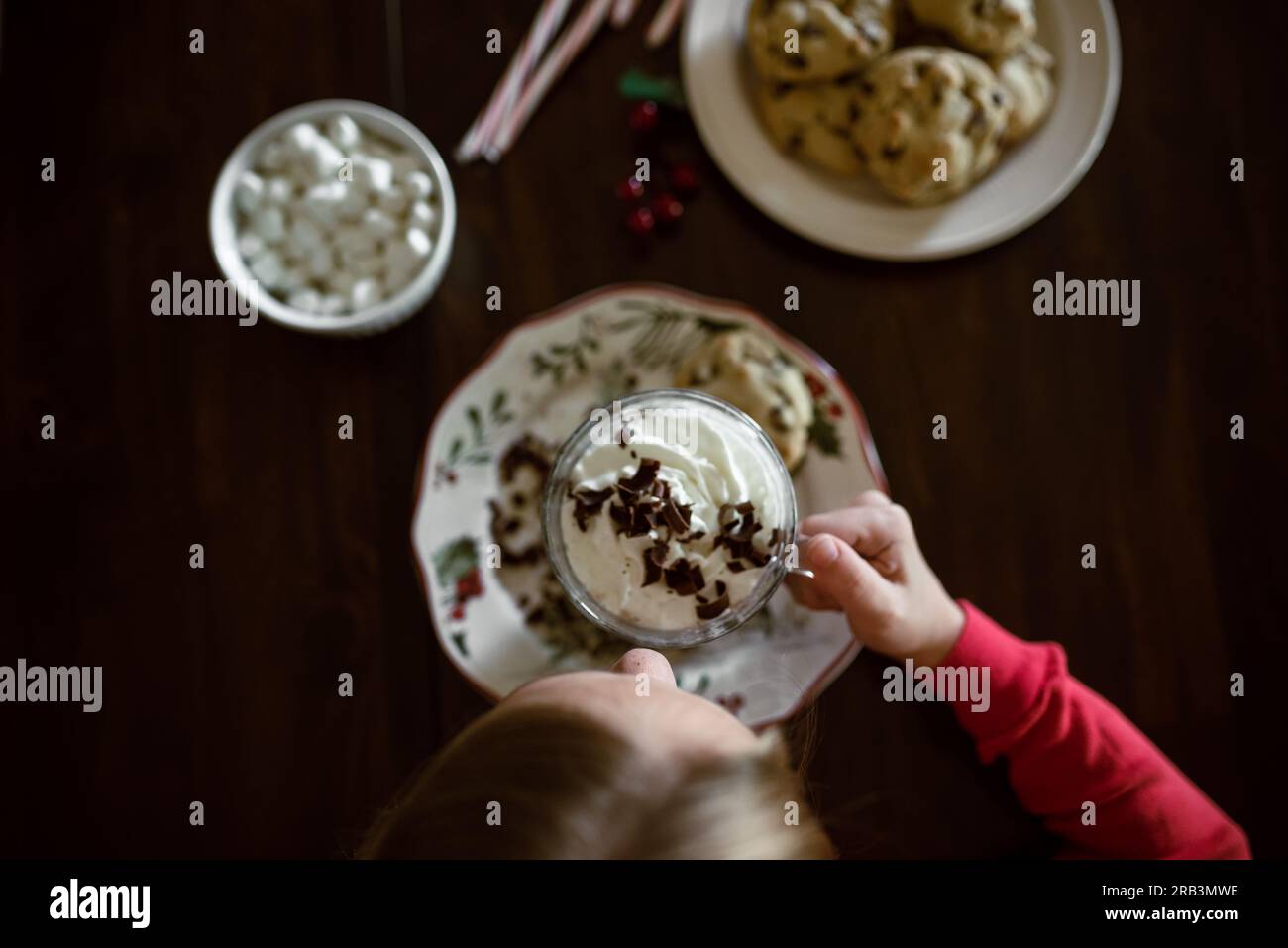Ragazza che si gode la cioccolata calda Foto Stock