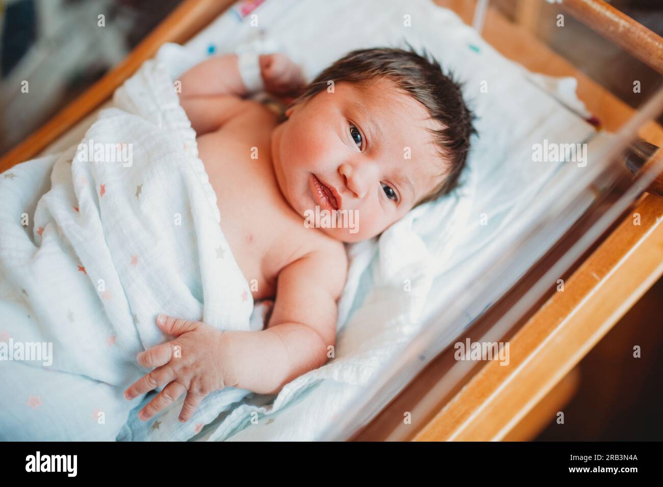 Neonato nuovo in ospedale dopo il parto Foto Stock