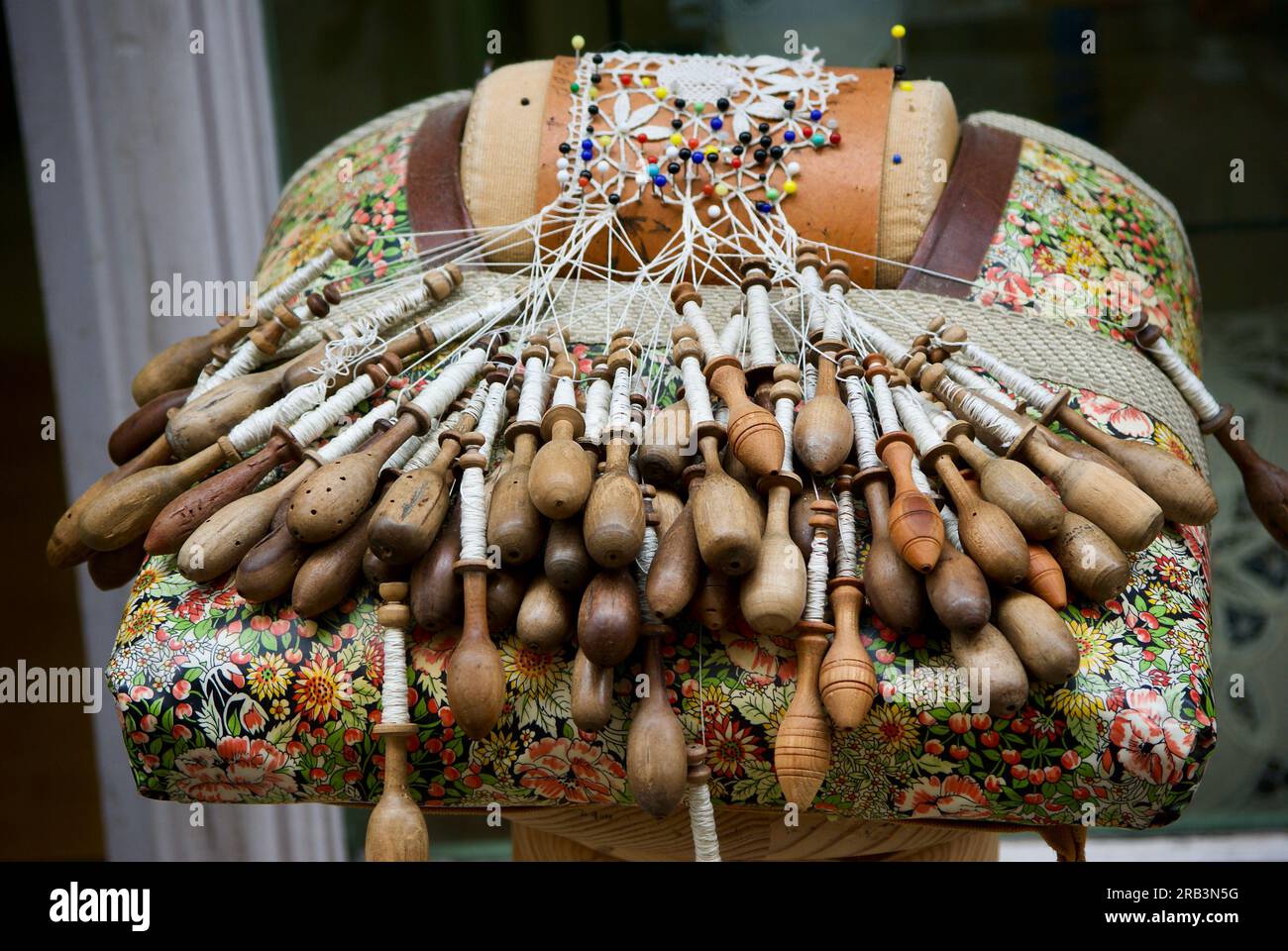 Bellissimi lacci realizzati a mano con cuscino in pizzo e i relativi accessori. Foto Stock