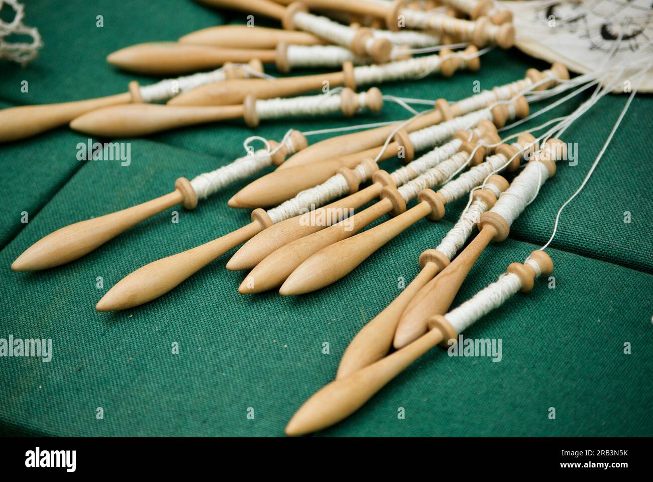 Bellissimi lacci realizzati a mano con cuscino in pizzo e i relativi accessori. Foto Stock