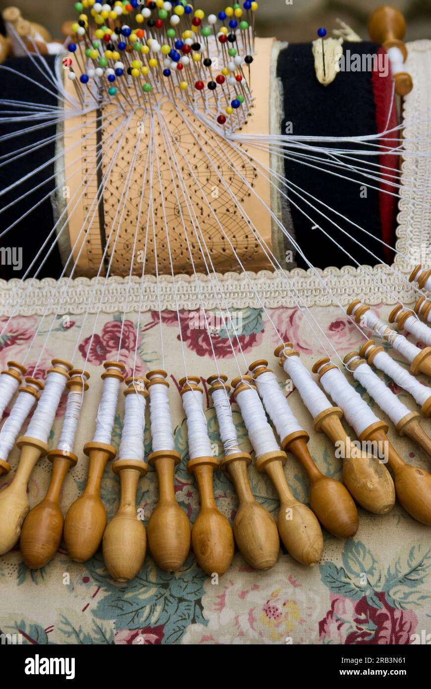 Bellissimi lacci realizzati a mano con cuscino in pizzo e i relativi accessori. Foto Stock
