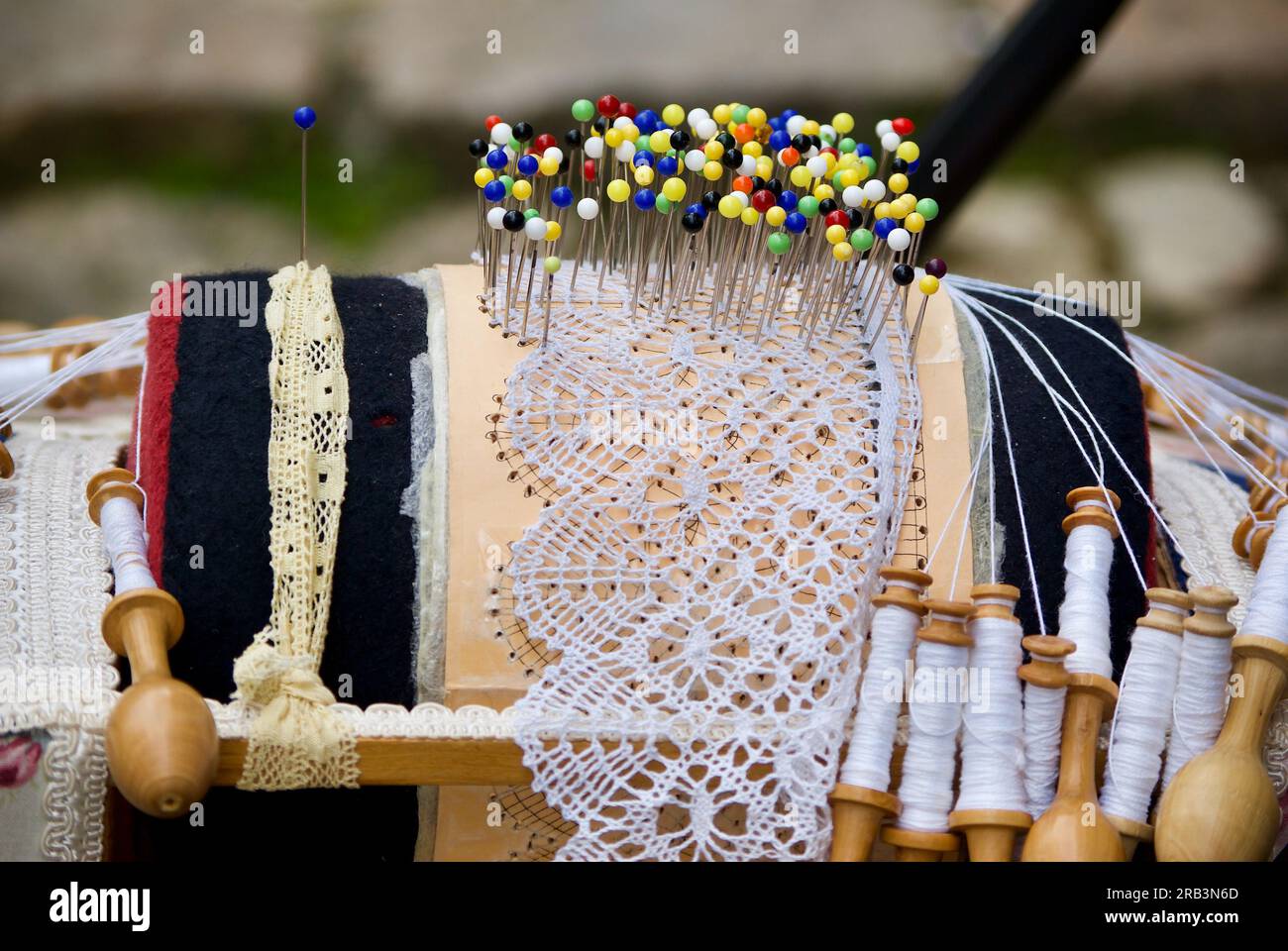 Bellissimi lacci realizzati a mano con cuscino in pizzo e i relativi accessori. Foto Stock