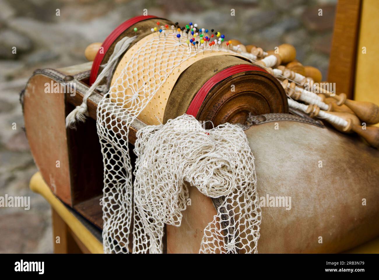 Bellissimi lacci realizzati a mano con cuscino in pizzo e i relativi accessori. Foto Stock