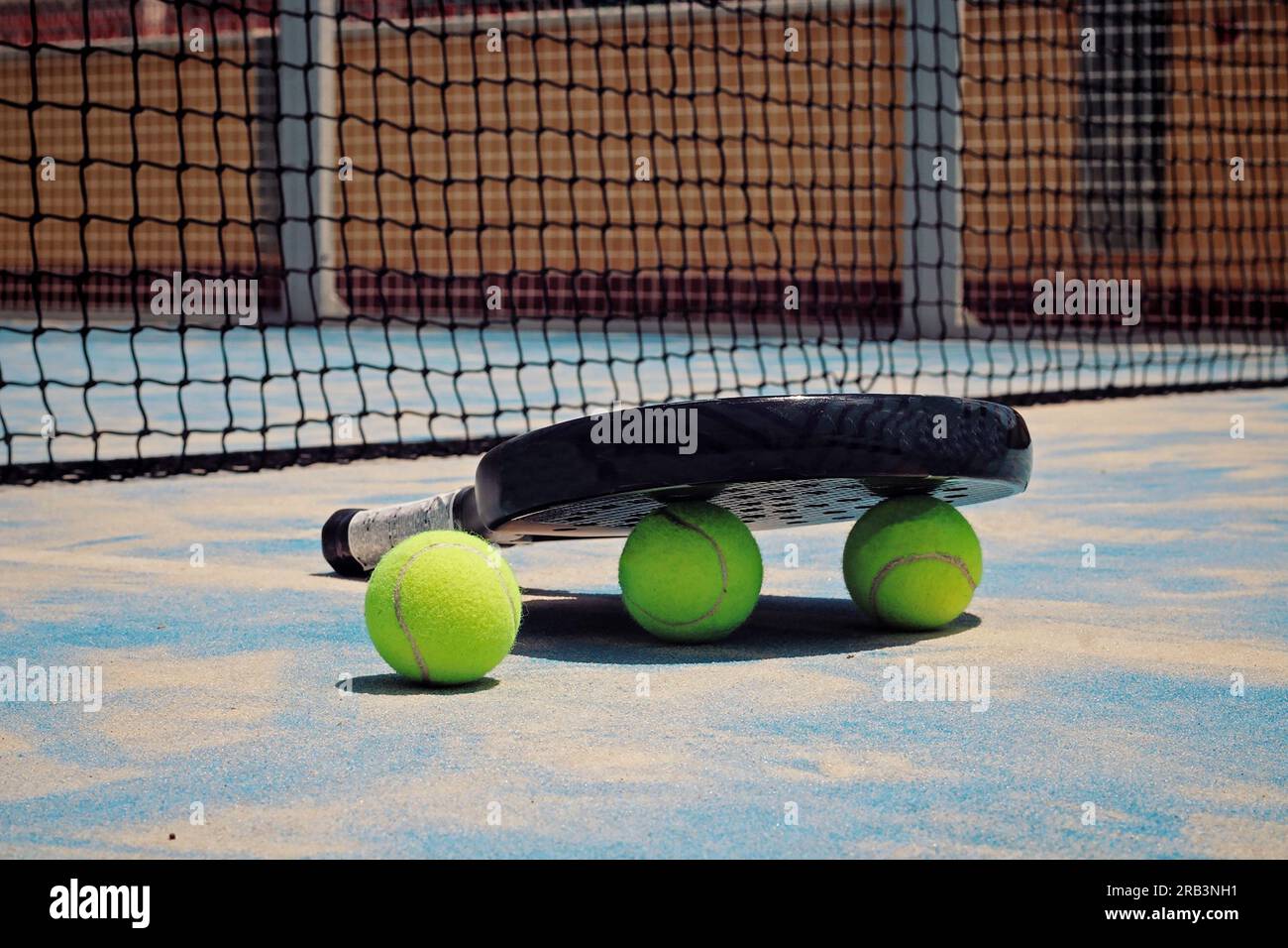 Racchetta Black Padel con palle. Foto Stock