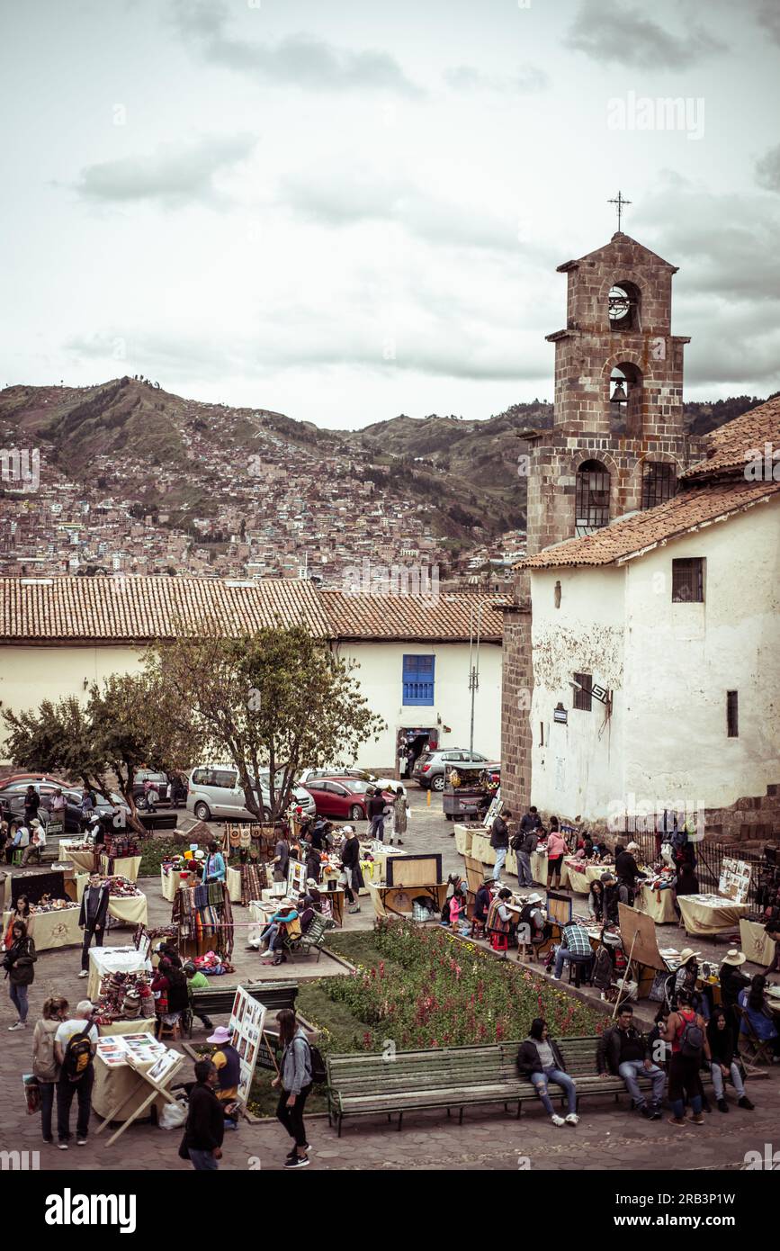 Donna locale, tessitrice tradizionale siede e si intreccia sul lato della strada di pietra Foto Stock