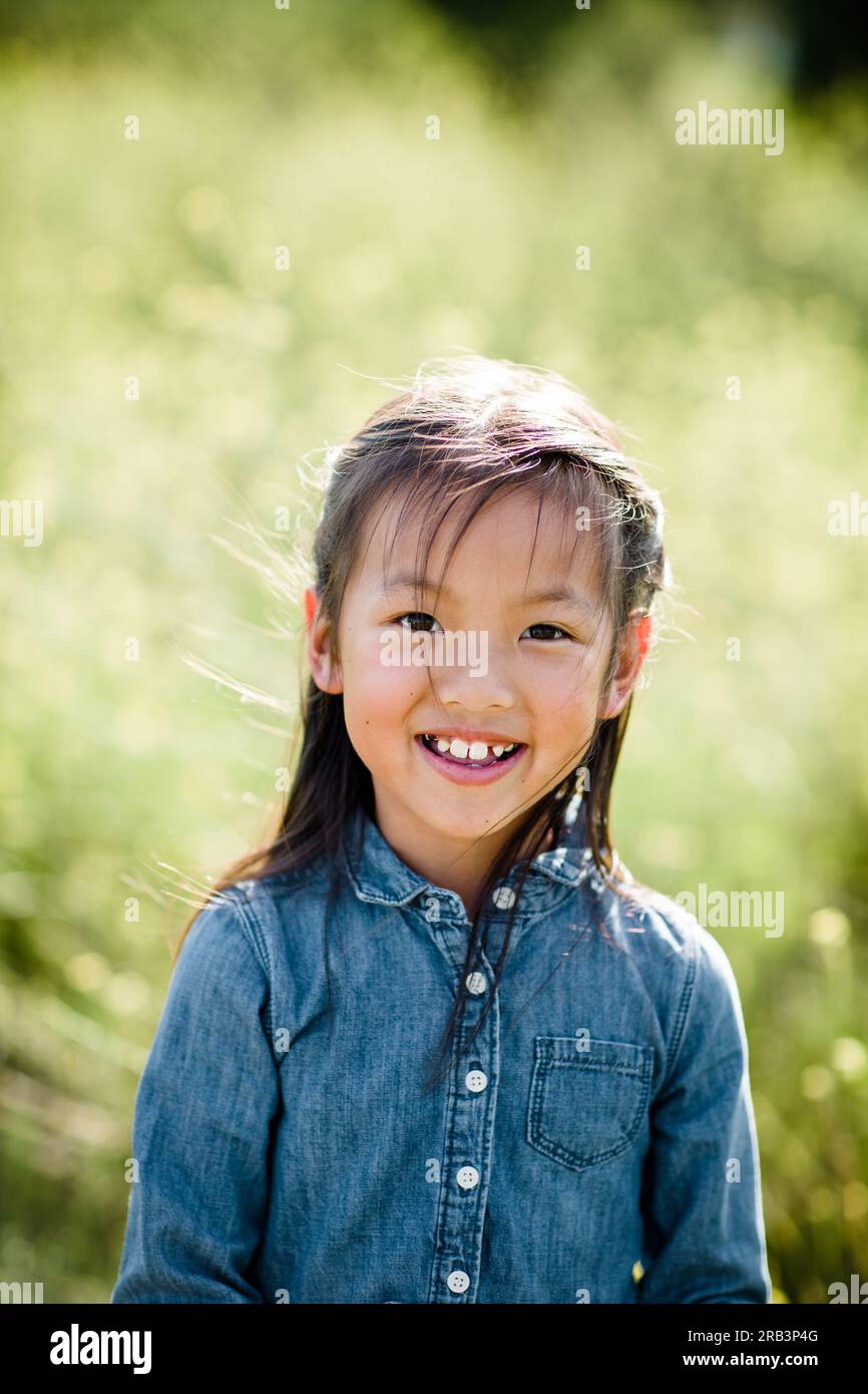 Ritratto di Seven Year Old Asian Girl in Field a San Diego Foto Stock