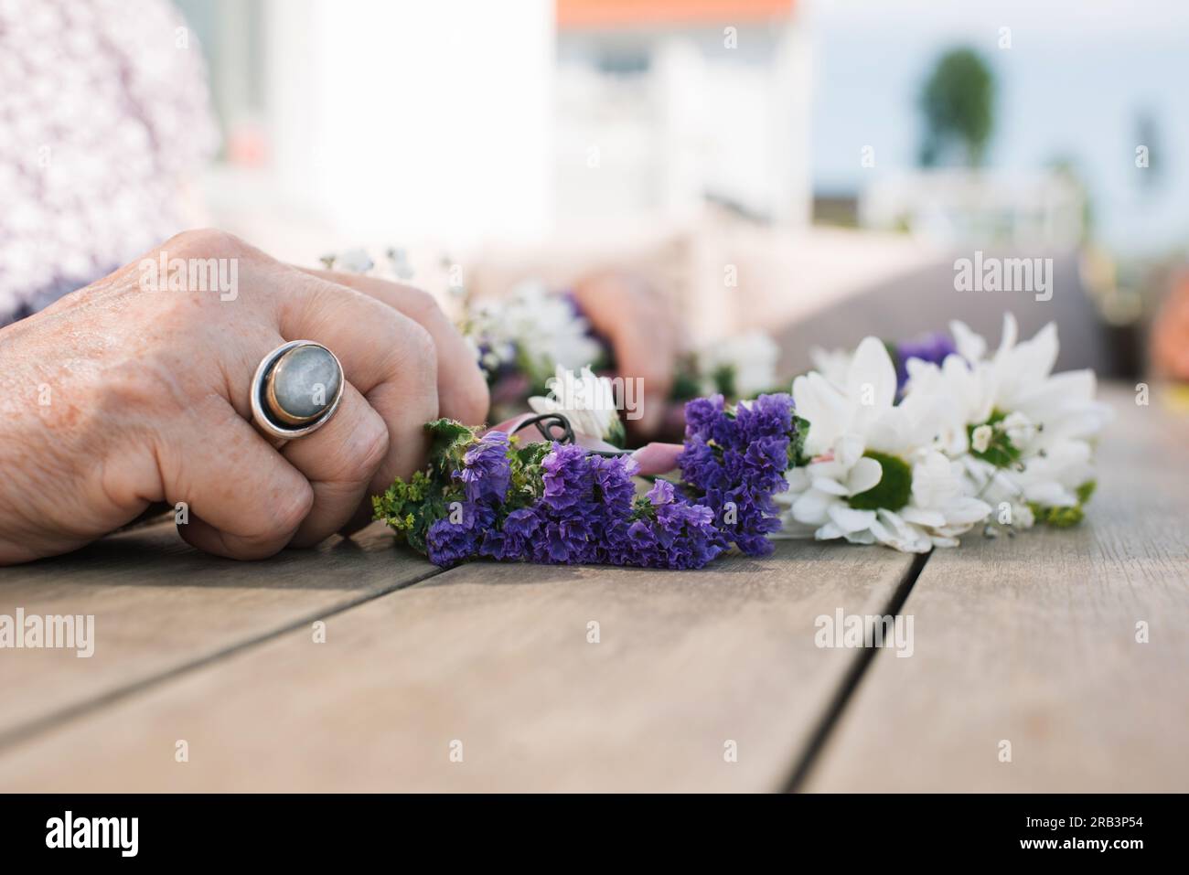 Donna che tiene la corona di fiori di mezza estate in Svezia Foto Stock