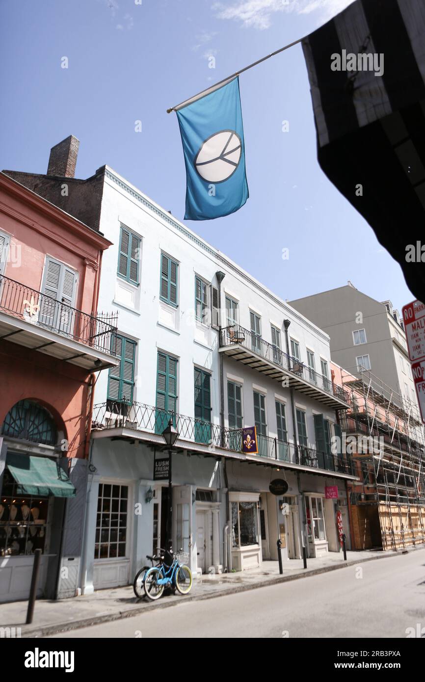 Bandiera del cartello di pace appesa al balcone di New Orleans Foto Stock