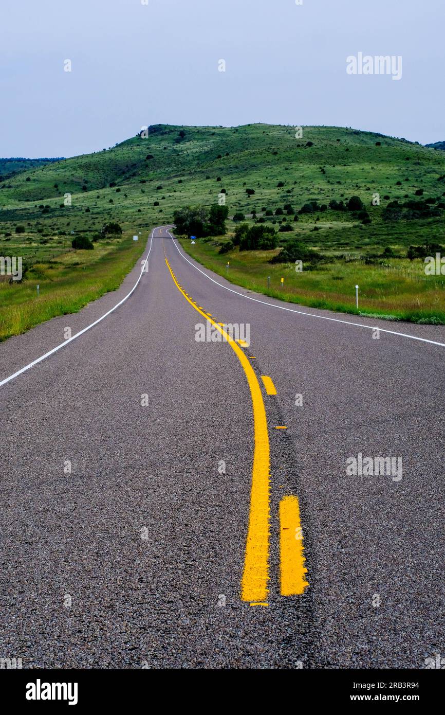 Empty Road vicino a Fort Davis, Texas Foto Stock