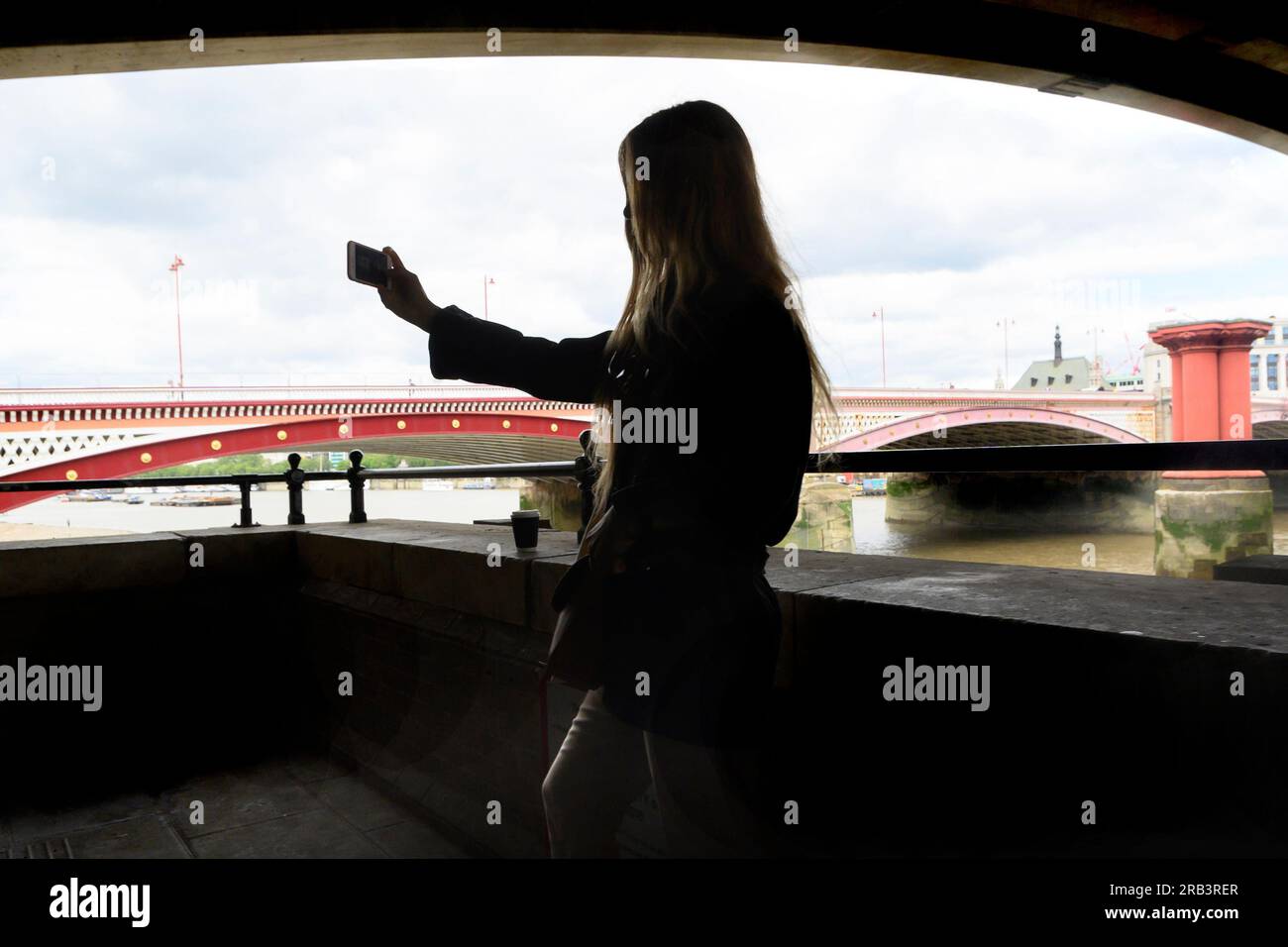 Londra, Regno Unito. Donna che fa un selfie sotto il ponte della Blackfriars Railway sulla South Bank Foto Stock