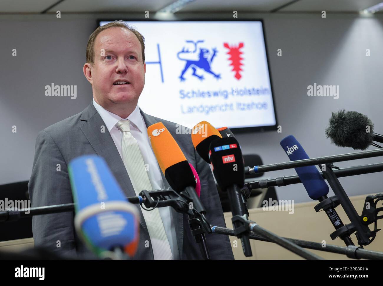 Itzehoe, Germania. 7 luglio 2023. Björn Seelbach, avvocato dell'imputato Ibrahim A., rilascia una dichiarazione dopo il primo giorno del processo in aula presso il China Logistic Center. Venerdì, il processo a Ibrahim A. per il fatale attacco di coltelli su un treno regionale a Brokstedt, Schleswig-Holstein, è iniziato il 25 gennaio 2023 presso il tribunale regionale di Itzehoe. Credito: Christian Charisius/dpa/Alamy Live News Foto Stock