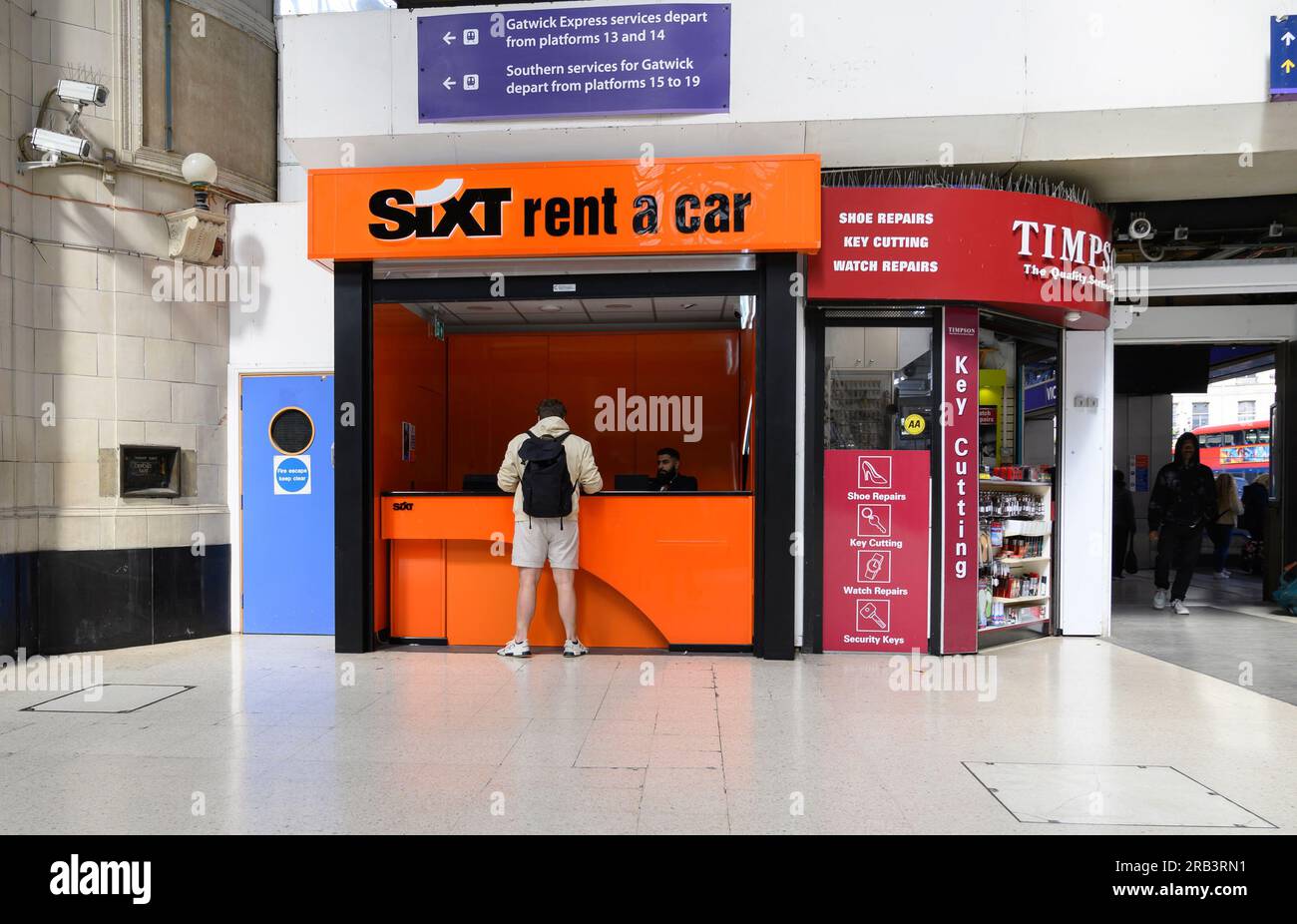 Londra, Regno Unito. Stand di noleggio auto Sixt nella stazione Victoria Foto Stock