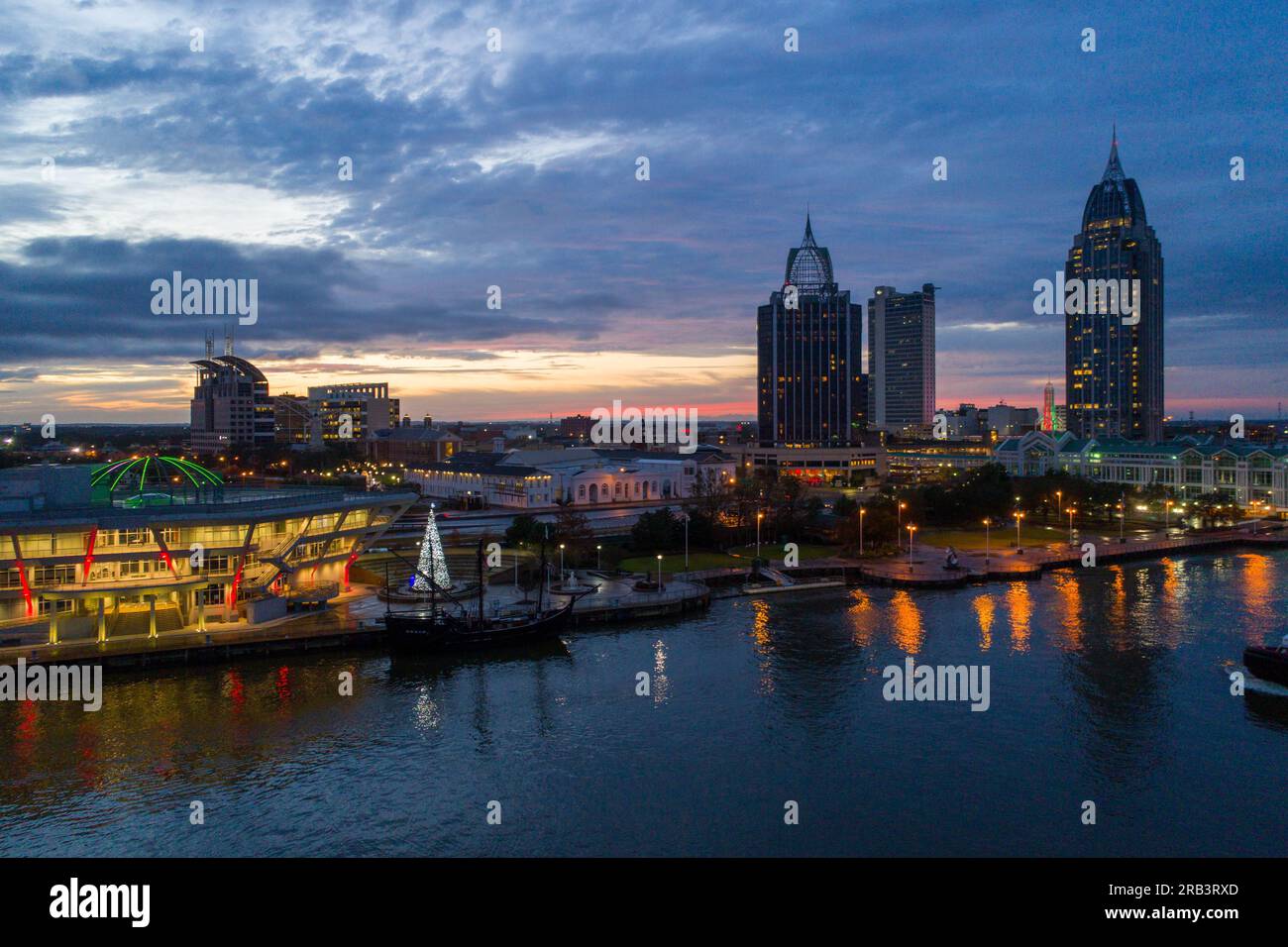 Fotografia con droni del centro di Mobile, Alabama, sul lungomare al tramonto Foto Stock