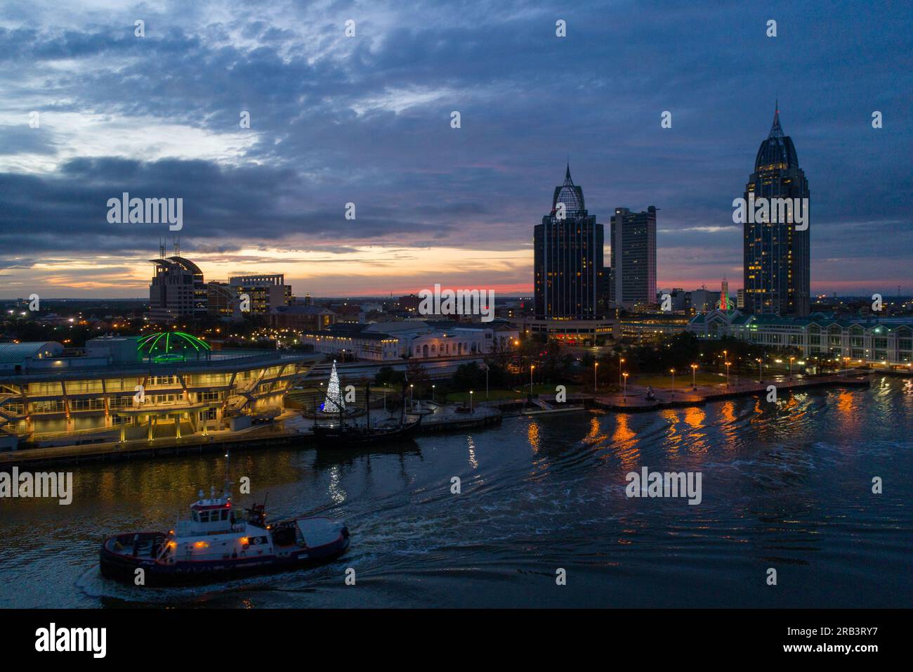 Fotografia con droni del centro di Mobile, Alabama, sul lungomare al tramonto Foto Stock