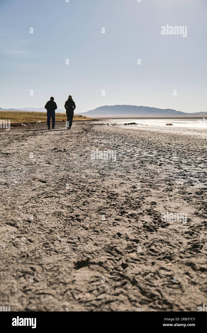 Coppia viaggiatori passeggiate attraverso la zona vicino al lago TuzKol Foto Stock
