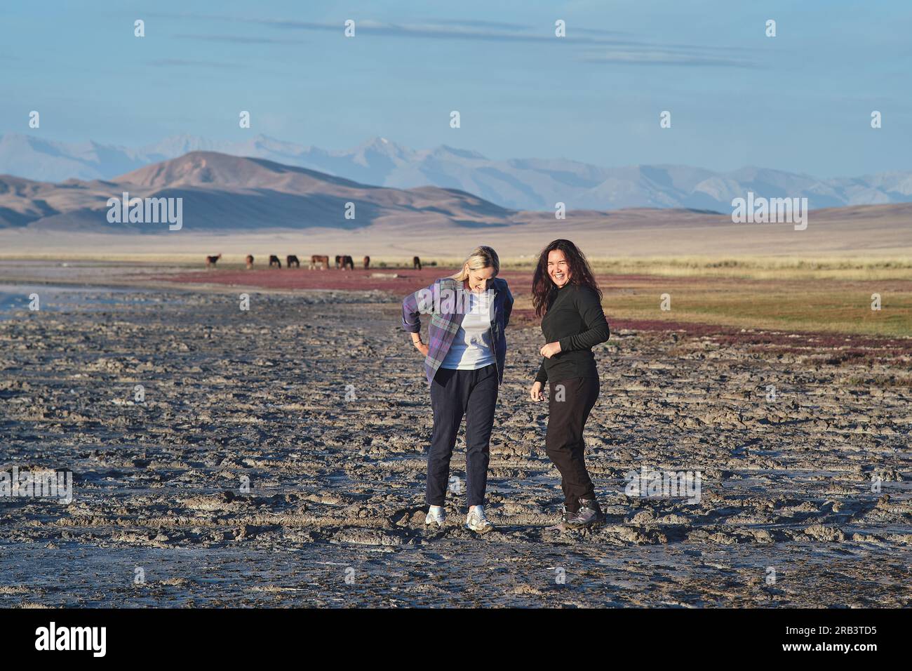 Two Girl Travelers attraversa la zona vicino al lago TuzKol Foto Stock