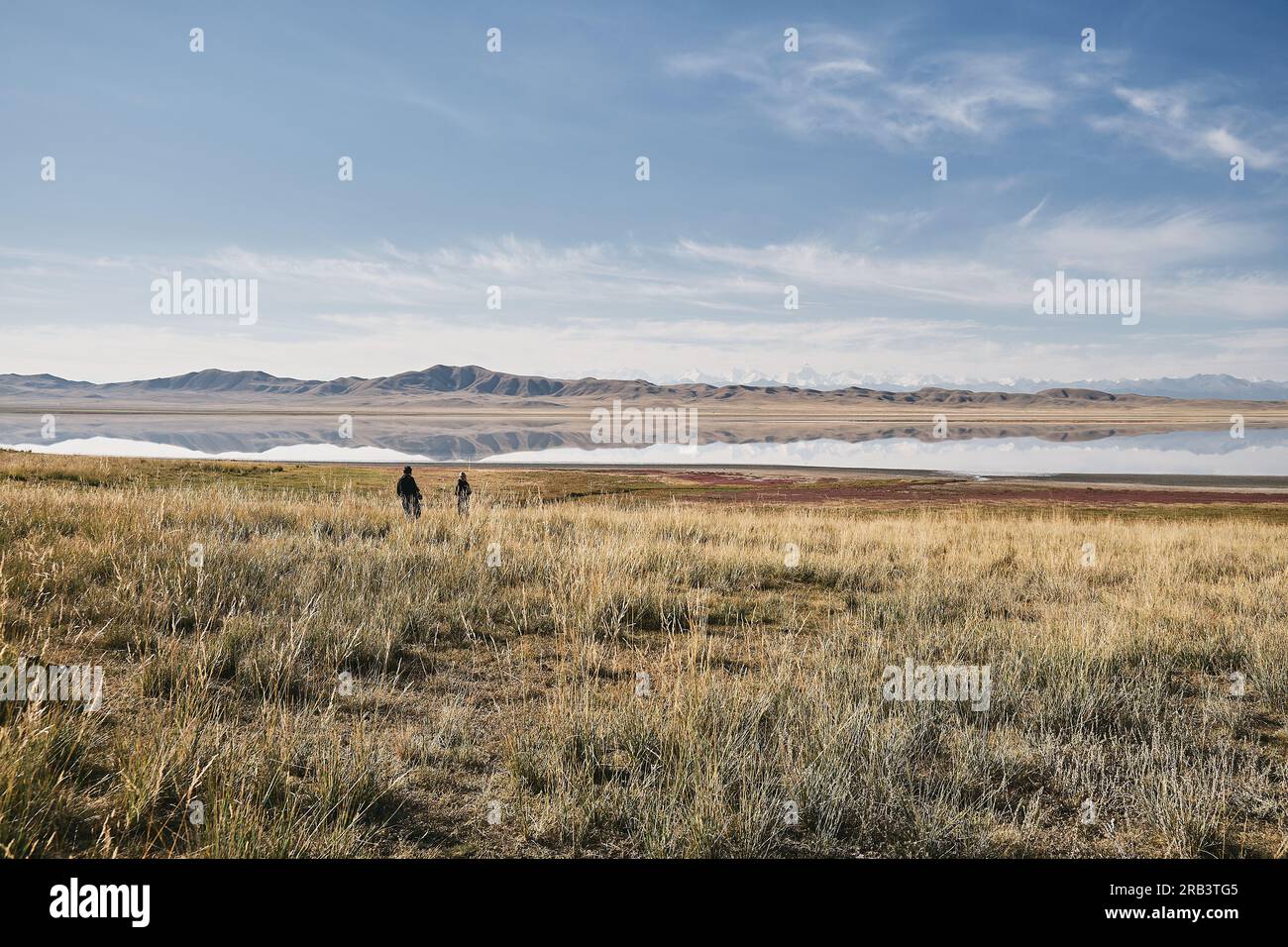 Coppia viaggiatori passeggiate attraverso la zona vicino al lago TuzKol Foto Stock