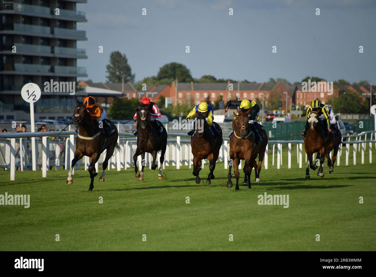 Newbury, Regno Unito. 6 luglio 2023. Mollie Phillips (berretto arancione e nero) colpisce davanti al Cruising Lord (berretto giallo, sete nere) prima di vincere il 19,15 The Country and Town House handicap Stakes su Youarenotforgiven all'ippodromo di Newbury, Regno Unito. Crediti: Paul Blake/Alamy Live News. Foto Stock