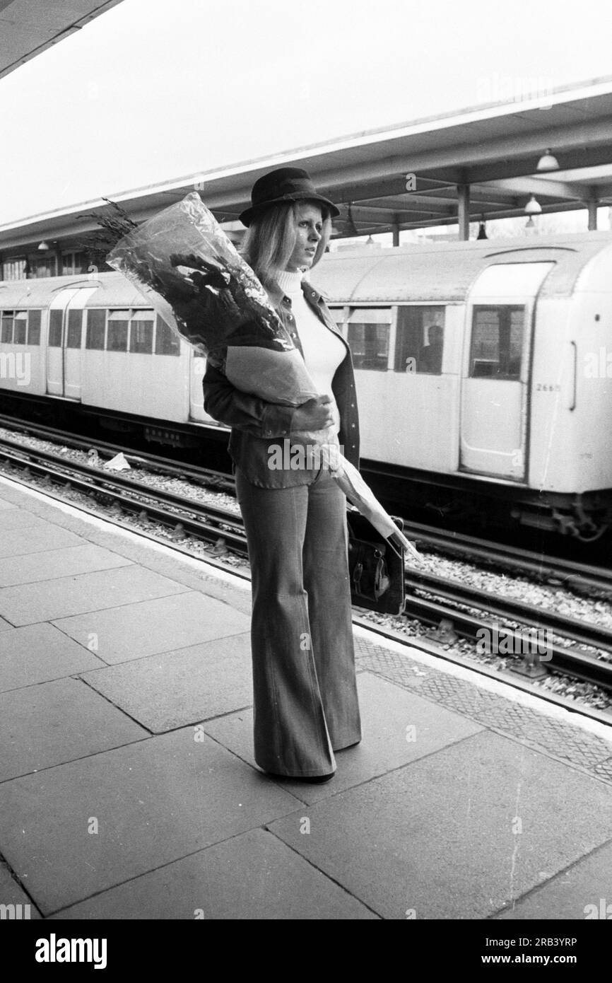 WPC Elaine Bishop, con un gigantesco guscio di erba secca su una piattaforma di Leytonstone Tube, è vestita con abiti simili a quelli indossati da Killed Playboy Bunny Girl Eve Stratford. Elaine rievocò Eve'slast Walk dalla stazione della metropolitana all'appartamento di Lyndhurst Drive, a est di Londra, dove fu trovata pugnalata a morte. SI PREGA DI NOTARE CHE QUESTA NON È UN'IMMAGINE DI EVE STRATFORD Foto Stock