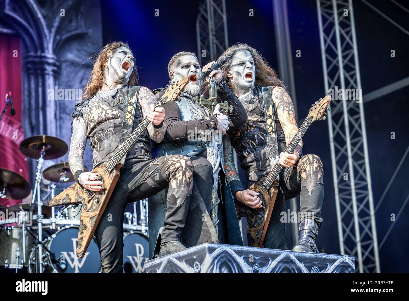 Oslo, Norvegia. 22 giugno 2023. La band power metal tedesca Powerwolf esegue un concerto dal vivo durante il festival musicale norvegese Tons of Rock 2023 a Oslo. Qui la cantante Attila Dorn è vista dal vivo sul palco con i chitarristi Matthew Greywolf (L) e Charles Greywolf (R). (Foto: Gonzales Photo - Terje Dokken). Foto Stock