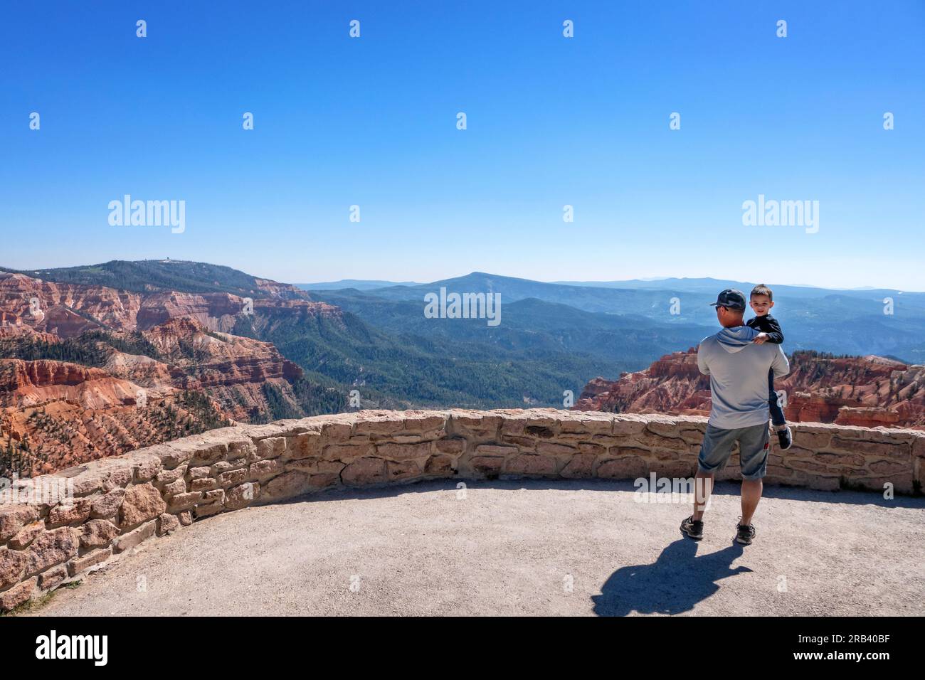 Vista dalla Rim Road Highway 148 nel Cedar Breaks National Monument, Utah, USA. Padre e figlio in una panoramica panoramica panoramica Foto Stock