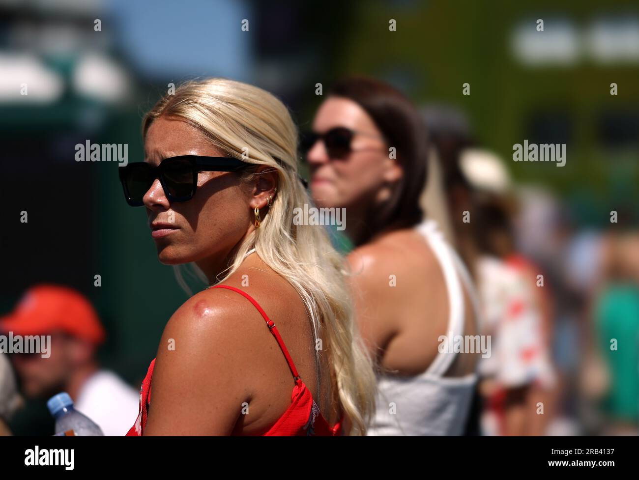 Spettatori al quinto giorno dei campionati di Wimbledon 2023 all'All England Lawn Tennis and Croquet Club di Wimbledon. Data immagine: Venerdì 7 luglio 2023. Foto Stock