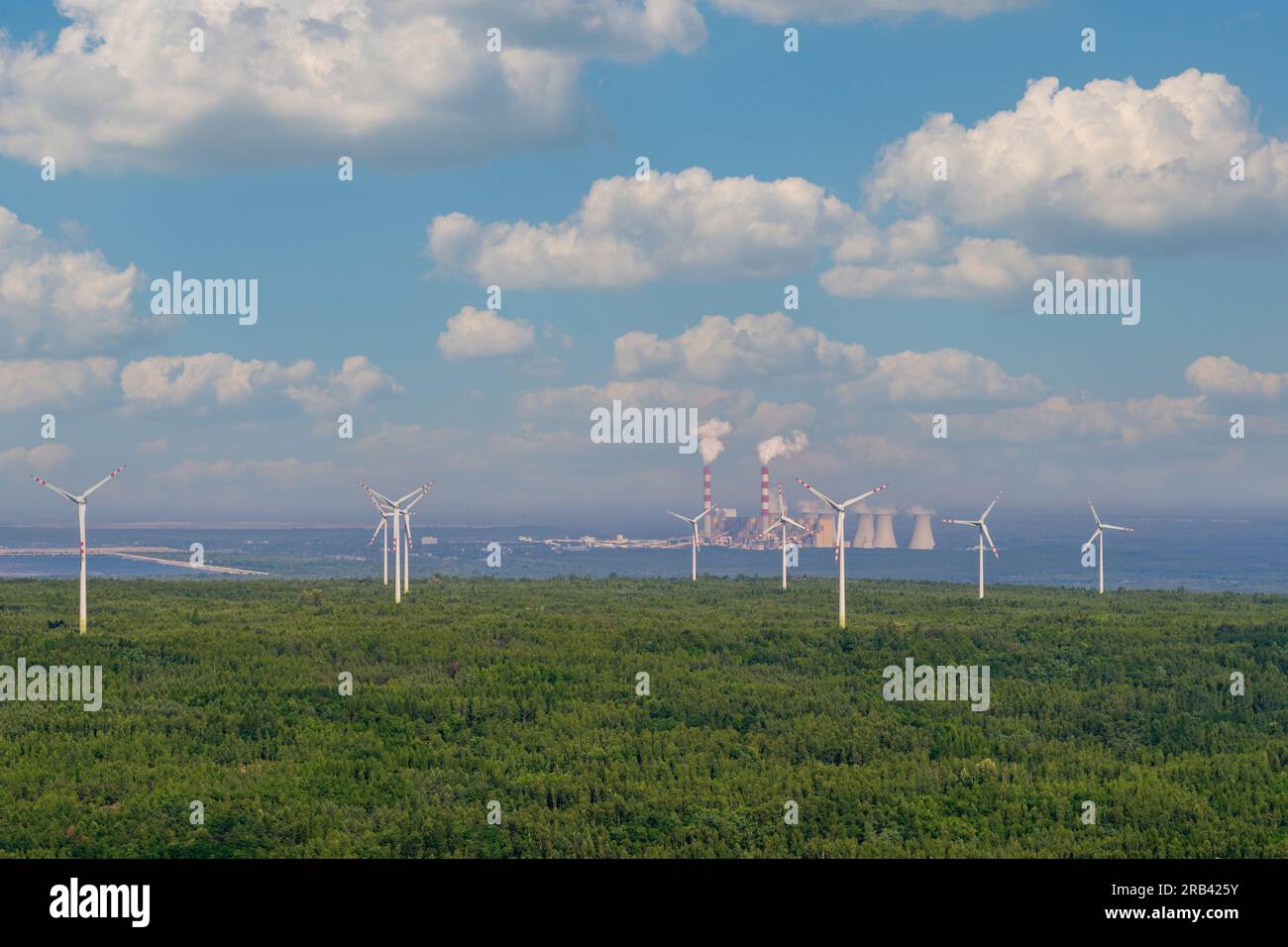 Rete di centrali eoliche contro la tradizionale centrale a carbone, paesaggio aereo Foto Stock