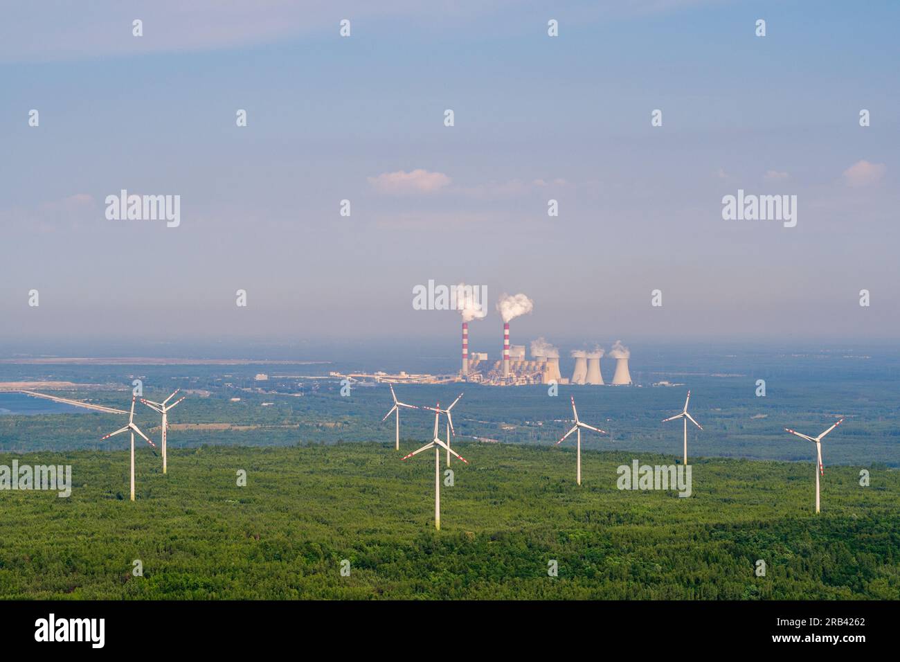 Rete di centrali eoliche contro la tradizionale centrale a carbone, paesaggio aereo Foto Stock