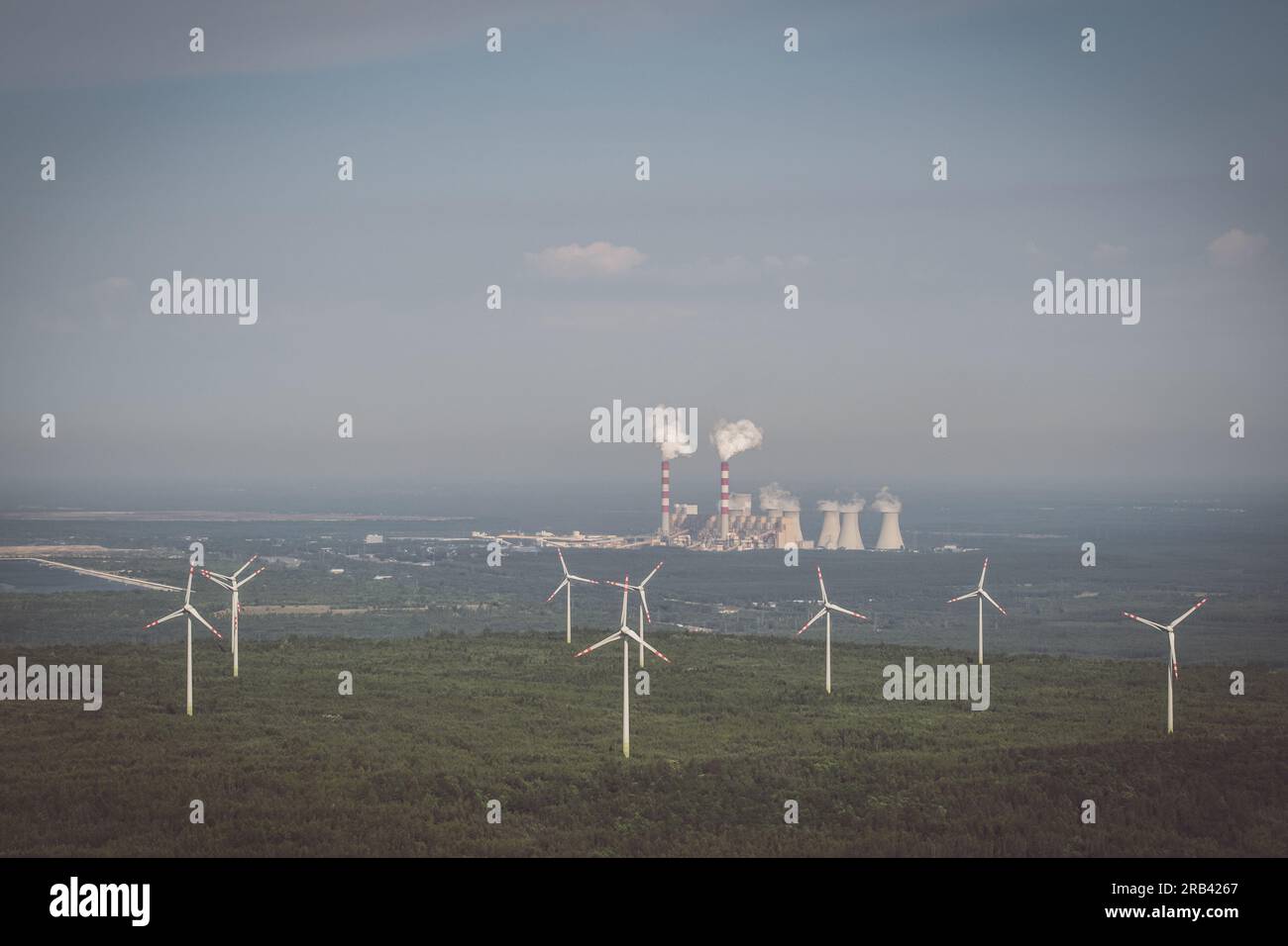 Rete di centrali eoliche contro la tradizionale centrale a carbone, paesaggio aereo Foto Stock