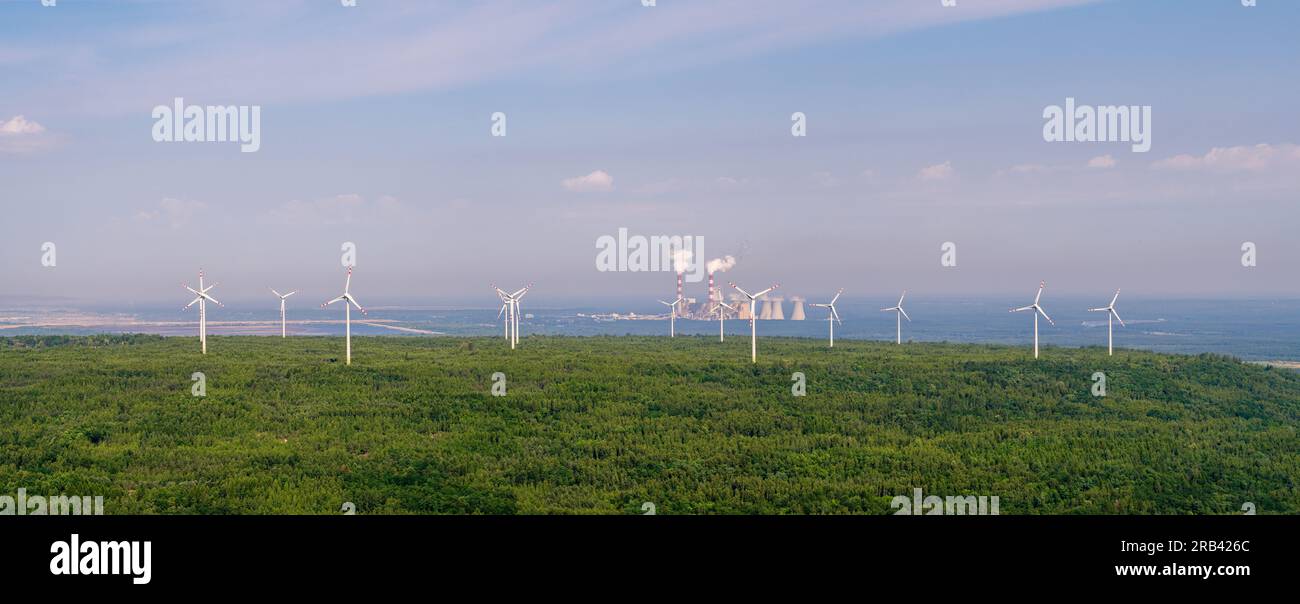 Rete di centrali eoliche contro la tradizionale centrale a carbone, paesaggio aereo Foto Stock