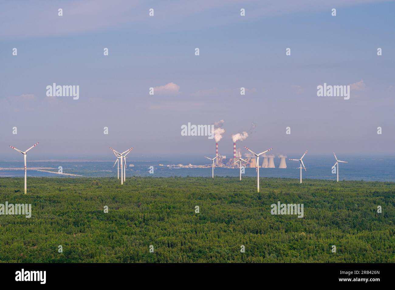 Rete di centrali eoliche contro la tradizionale centrale a carbone, paesaggio aereo Foto Stock