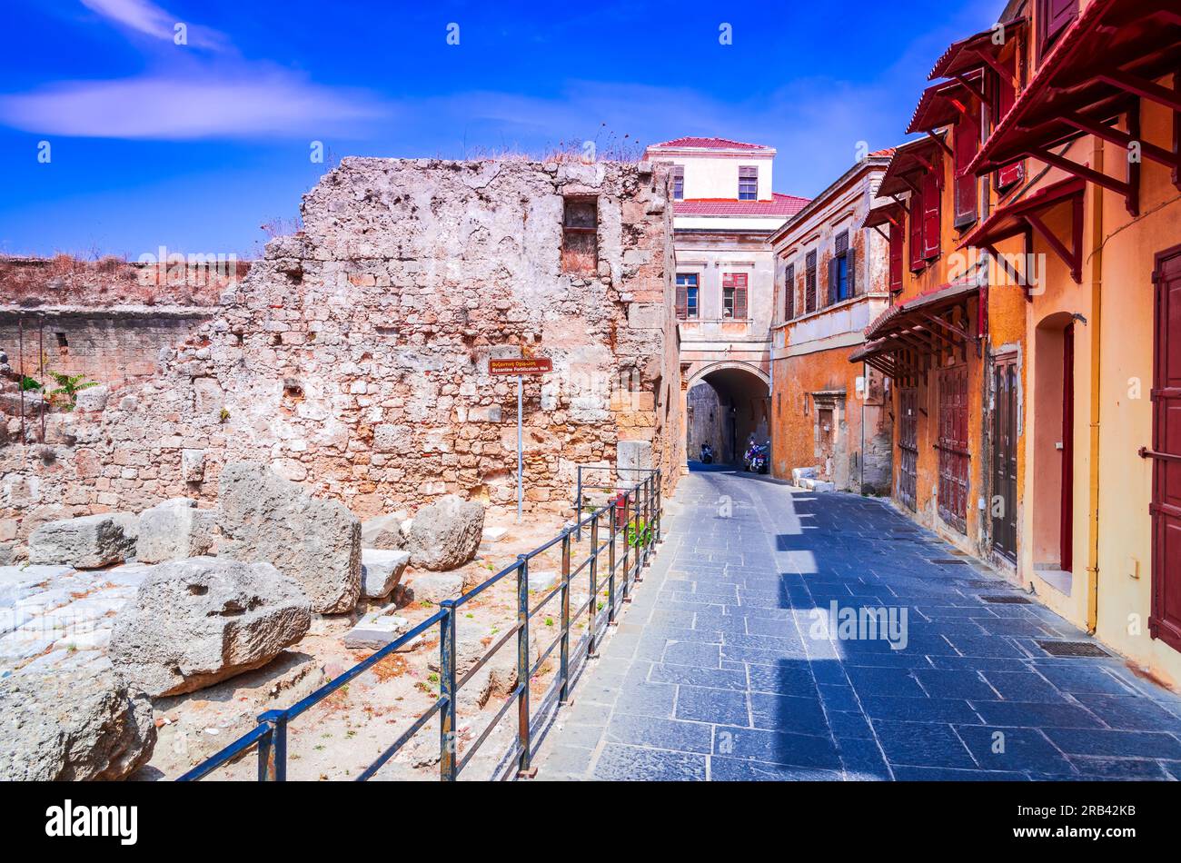 Rodi, isole greche. Vecchia strada nella città medievale di Rodi, mura bizantine, popolare destinazione turistica in Grecia. Foto Stock