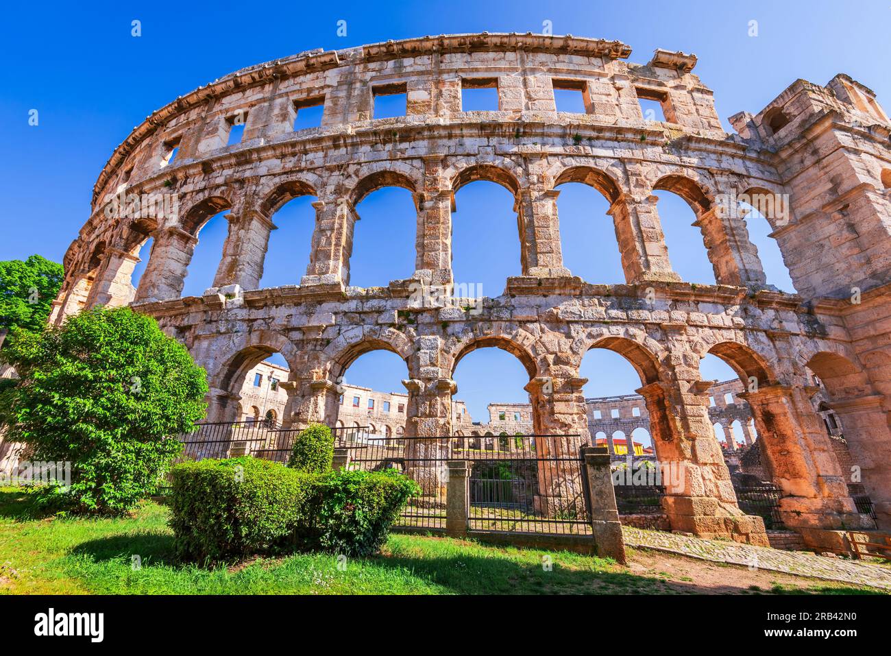 Pola, Croazia. Vista maestosa sulla famosa città europea di Pola (Pola) e sull'arena dell'epoca romana. Regione storica della penisola istriana della Dalmazia. Foto Stock