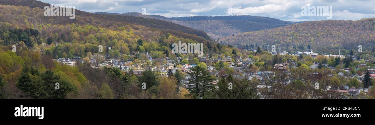 Città della valle di Bradford, Pennsylvania, panorama primaverile USA Foto Stock