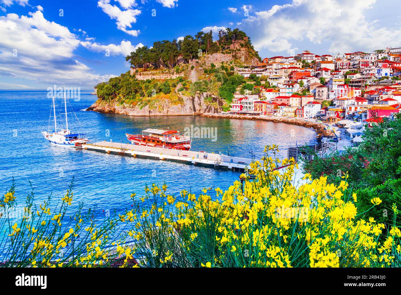 Parga, Grecia. Pittoresca cittadina costiera, splendide spiagge, acque turchesi, fascino storico e una vivace atmosfera estiva. Foto Stock