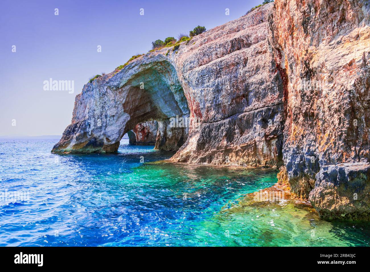 Blue Caves, Zante. Archi rocciosi turchesi e acque blu del Mar Ionio. Luogo di vacanza in Grecia, gita in barca da Agios Nikolaos. Foto Stock