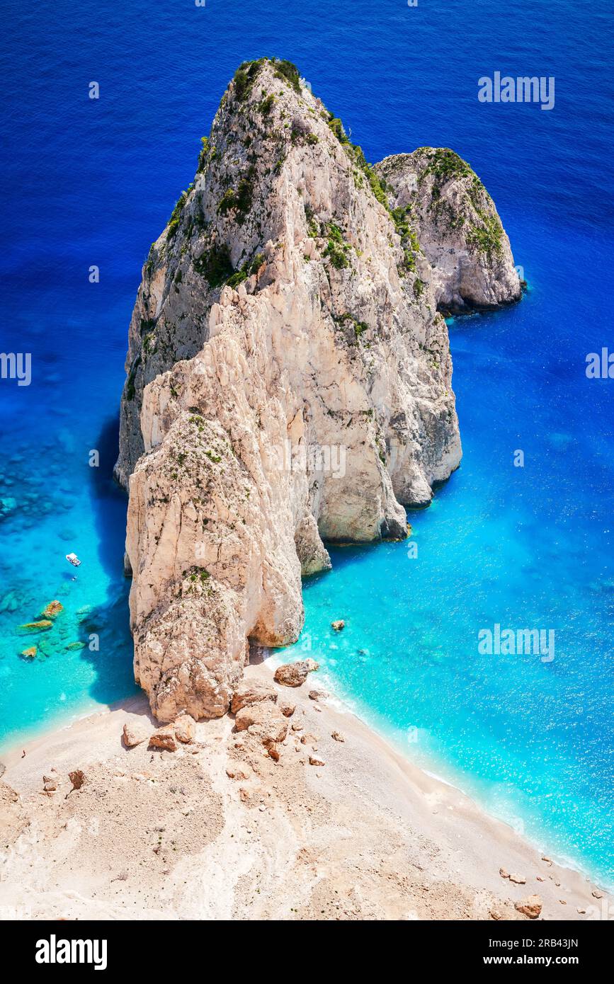 Keri, Zante. Vista aerea con droni di Myzithres Beach, paesaggio sospeso del Mar Ionio, isole greche, Grecia. Foto Stock
