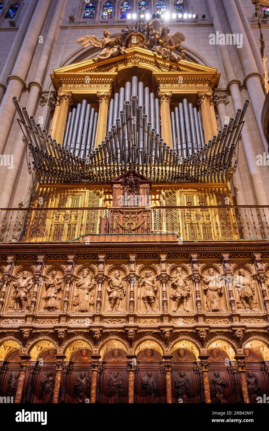 Bancarelle del coro e organo a canne all'interno della cattedrale di Toledo - Toledo, Spagna Foto Stock