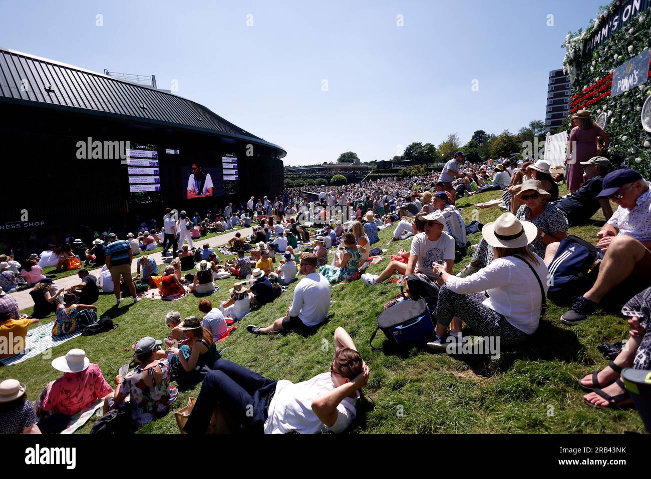 Spettatori sulla collina il quinto giorno dei campionati di Wimbledon 2023 presso l'All England Lawn Tennis and Croquet Club di Wimbledon. Data immagine: Venerdì 7 luglio 2023. Foto Stock