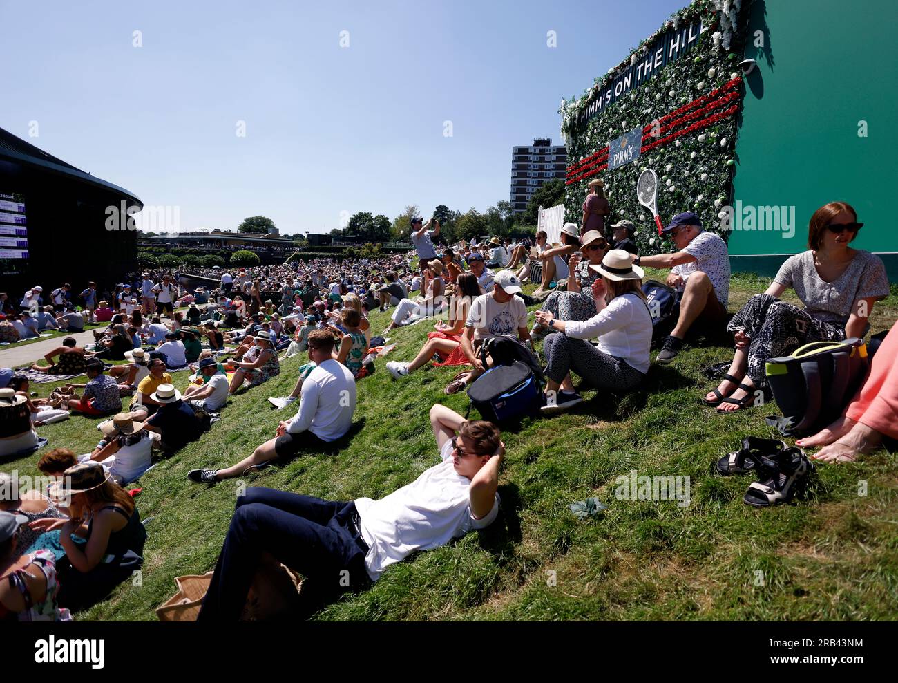 Spettatori sulla collina il quinto giorno dei campionati di Wimbledon 2023 presso l'All England Lawn Tennis and Croquet Club di Wimbledon. Data immagine: Venerdì 7 luglio 2023. Foto Stock